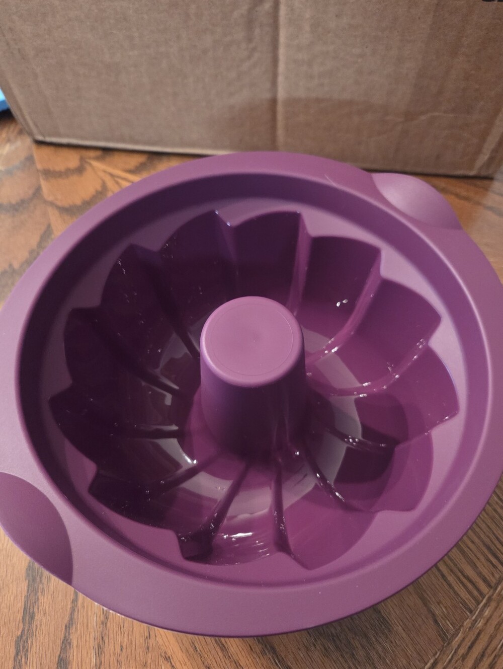 TUPPERWARE SILICONE BUNDT FORM NWT